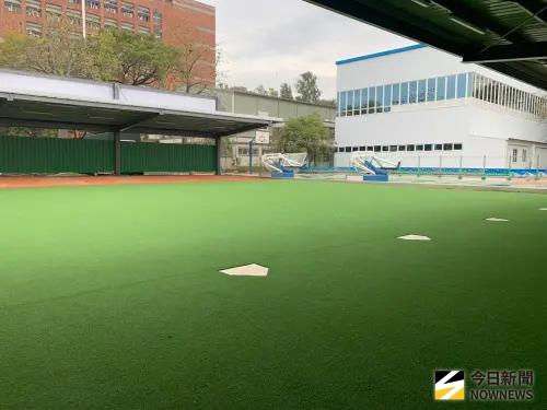 ▲台鋼雄鷹「皇鷹學院」開箱，球場旁配有6道牛棚。（圖／記者陳柏翰攝）