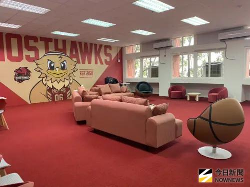 ▲台鋼雄鷹「皇鷹學院」開箱，獵鷹專屬交誼廳。（圖／記者陳柏翰攝）