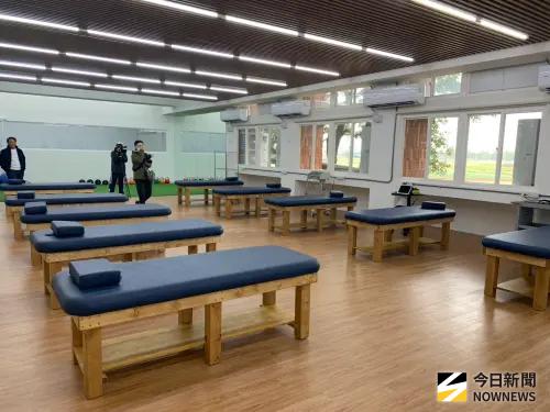▲台鋼雄鷹「皇鷹學院」開箱，治療室配備10張治療床。（圖／記者陳柏翰攝）
