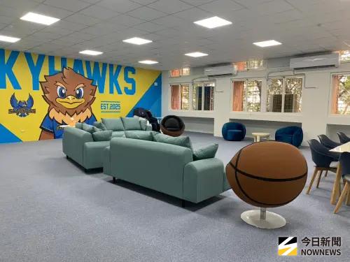 ▲台鋼雄鷹「皇鷹學院」開箱，天鷹專屬交誼廳。（圖／記者陳柏翰攝）