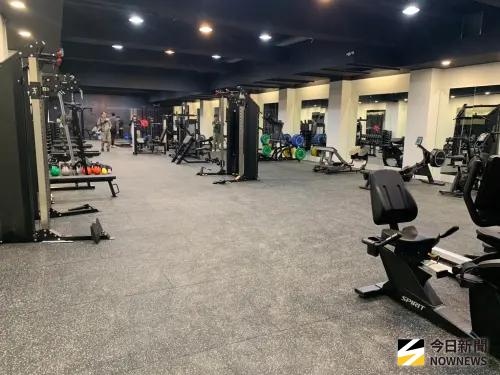 ▲台鋼雄鷹「皇鷹學院」開箱，地下室為選手專屬重量訓練室。（圖／記者陳柏翰攝）