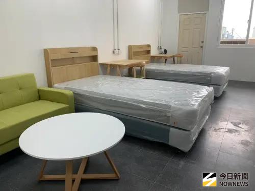 ▲台鋼雄鷹「皇鷹學院」開箱，雙人房為2床，配備獨立衛浴。（圖／記者陳柏翰攝）