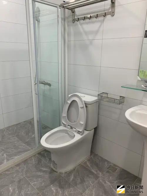 ▲台鋼雄鷹「皇鷹學院」開箱，無論選手雙人、家庭房，都配有獨立衛浴設備。（圖／記者陳柏翰攝）