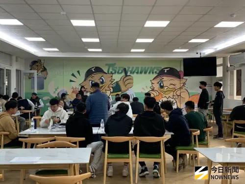 ▲台鋼雄鷹「皇鷹學院」開箱，雄鷹球員專屬餐廳，教練團正在為春訓開訓做討論。（圖／記者陳柏翰攝）