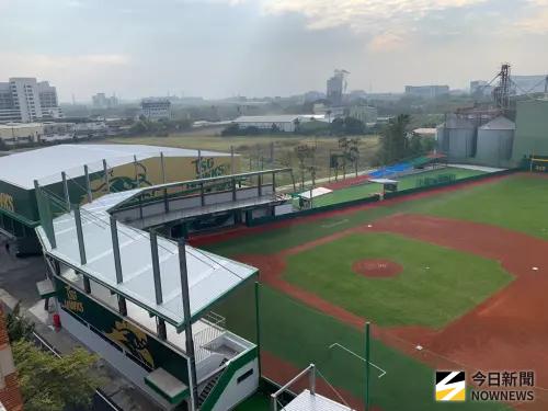 ▲台鋼雄鷹「皇鷹學院」開箱。（圖／記者陳柏翰攝）