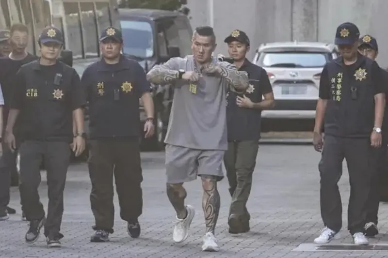 ▲新北地檢署今（9）日偵查終結，依恐嚇公眾、恐嚇危害安全等罪嫌起訴館長。（圖／取自飆捍FB）