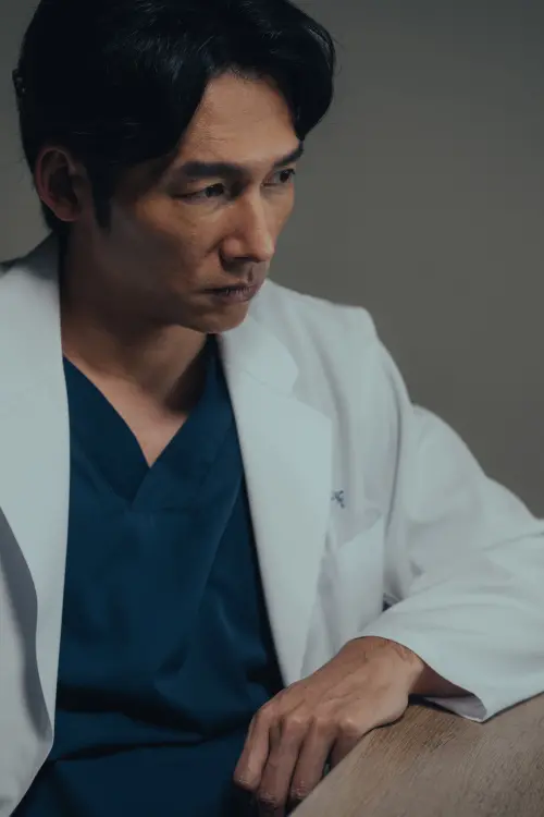 ▲温昇豪飾演的江浩宇在劇情後段揭露腦中長了聽神經瘤，醫師身分瞬間轉換成病人。（圖／六魚文創提供）