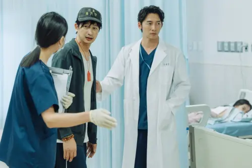 ▲《整形過後》邱凱偉（圖左2）對女兒病情交代不清，引温昇豪（圖右）懷疑。（圖：六魚文創提供）