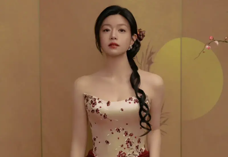 ▲陳妍希（如圖）和陳曉離婚後更火辣！穿高衩臘梅裝拜早年，讓粉絲驚艷，當年電影《那些年，我們一起追的女孩》裡的主角沈佳宜回來了。（圖／翻攝自陳妍希微博）