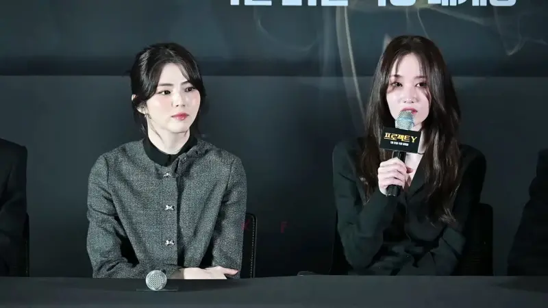 ▲韓韶禧、全鐘瑞（右）出席《末路雙嬌》試映會，2位女神氣場壓過全場，記者閃光燈不斷。（圖／YouTube@koreafilm24）