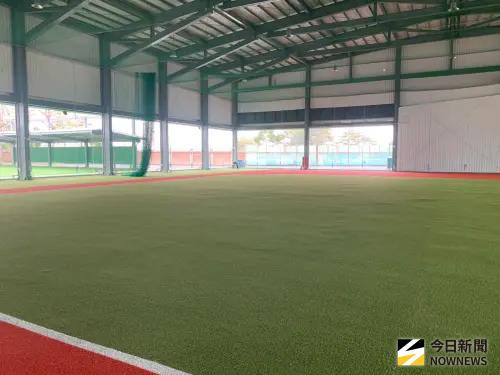 ▲台鋼雄鷹「皇鷹學院」開箱，室外球場旁的室內訓練場，總面積不輸台南亞太棒球場。（圖／記者陳柏翰攝）