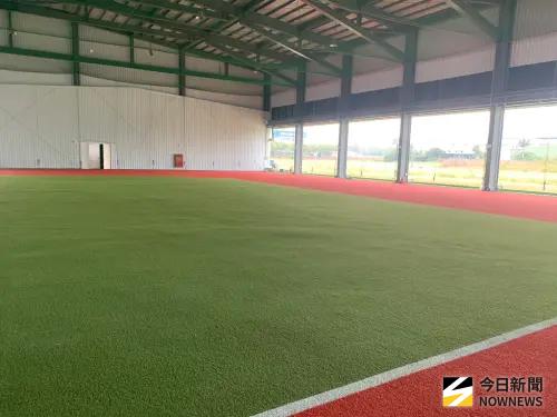 ▲台鋼雄鷹「皇鷹學院」開箱，室外球場旁的室內訓練場，總面積不輸台南亞太棒球場。（圖／記者陳柏翰攝）