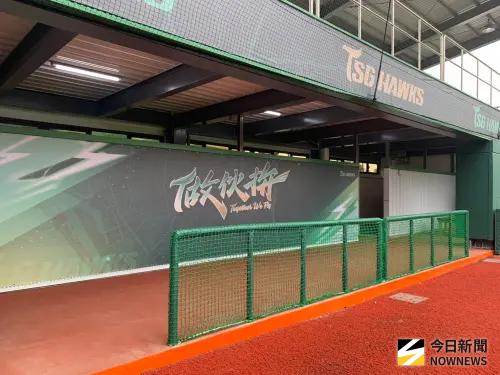 ▲台鋼雄鷹「皇鷹學院」開箱。（圖／記者陳柏翰攝）