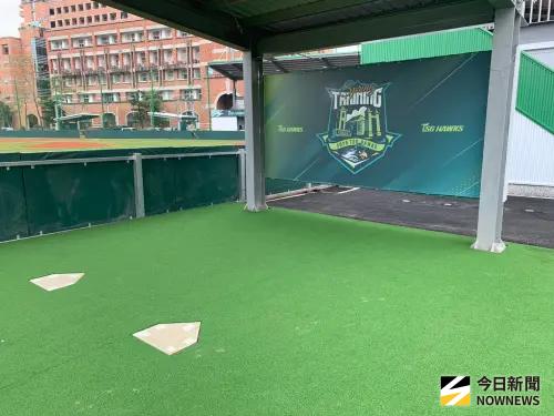 ▲台鋼雄鷹「皇鷹學院」開箱，球場旁2道牛棚。（圖／記者陳柏翰攝）