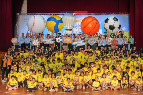 ▲台電也自2016年起舉辦暑期限定「球類Fun電營」，讓現役國手擔任夏令營學員教練，去年共吸引3,600名學童一起嗨玩球，至今更有超過2.2萬名學童參與。（圖／台電提供）