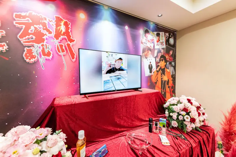 ▲曹西平猝逝，今（9）日治喪小組公開後事細節，表示靈堂現已設立完成，現場使用他生前在舞台上的照片，並寫道「永不變質的存在，狂熱」。（圖／冬瓜旅行提供）