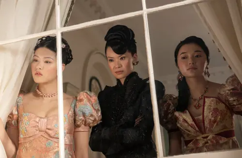 ▲梁佩詩（中）在《柏捷頓家族：名門韻事》將推出的最新一季扮演主角的媽媽。（圖／摘自IMDb）