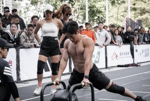 ▲嚕藥師是藥師也是健體選手，他建議若食量小或訓練後食慾不佳，可透過高熱量食物或液態方式補充，例如香蕉、牛奶、堅果，或在搭配能量膠輔助補熱量。（圖／翻攝嚕藥師IG）