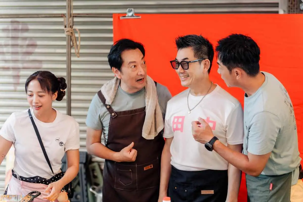 ▲九孔（左二）加入《營業中》，沒想到卻遭鬼鬼（左一）罵慘。而最新一集中，天王任賢齊（右二）也驚喜現身，低頭切洋蔥的模樣惹哭夥伴。（圖／好看娛樂提供）