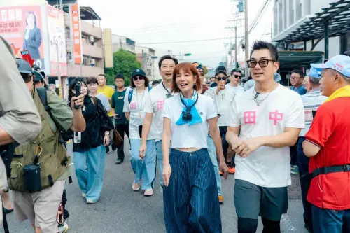 ▲任賢齊（右）作為彰化田中的大明星，他不僅帶領夥伴們見證難得一見的遶境盛事，更直接捲起袖子加入戰區，毫無大明星架子。（圖／好看娛樂提供）