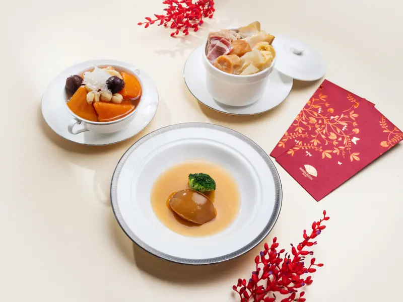 ▲台北文華東方酒店的「文華Café」推出春節限定全自助式饗宴，檔期內加贈「蠔皇原汁燉澳鮑」及「燕窩百合蓮子甜湯」，除夕當日更另加碼「雅閣佛跳牆」。（圖／文華東方酒店提供 www.mandarinoriental.com/zh-hk/taipei/）