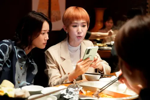 ▲鍾瑶（圖左）、孫可芳（圖右）在《何百芮的地獄戀曲》裡有可愛的閨蜜情誼劇情。（圖／彼此影業提供）