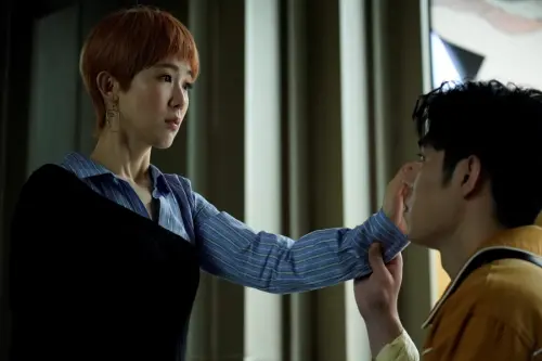 ▲孫可芳（圖左）飾演的克拉拉與詹懷雲（圖右）飾演的何百芮弟弟何萬生因為一起工作而暗生情愫。（圖／彼此影業提供）