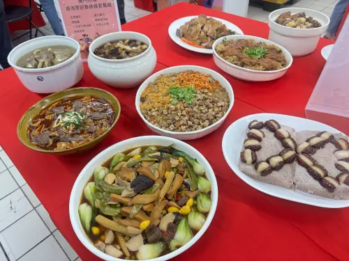 年菜之戰開打！家樂福逾200款通路最多　5人份年菜組「千元有找」
