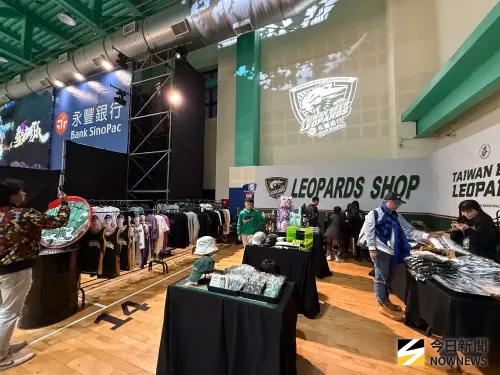 ▲雲豹新主場中壢國民運動中心商品部設在球場內部。（圖／記者陳昱慈攝）