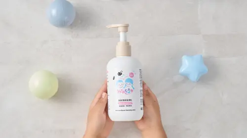 ▲品牌旗下兩款產品回應台灣濕熱氣候下敏弱肌家庭需求。（圖／翻攝畫面）