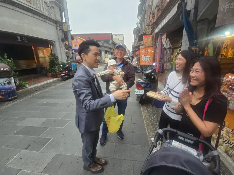 ▲何志偉巧遇熱情民眾,便把剛做好的麥芽糖送出。(圖/今日新聞攝影中心)