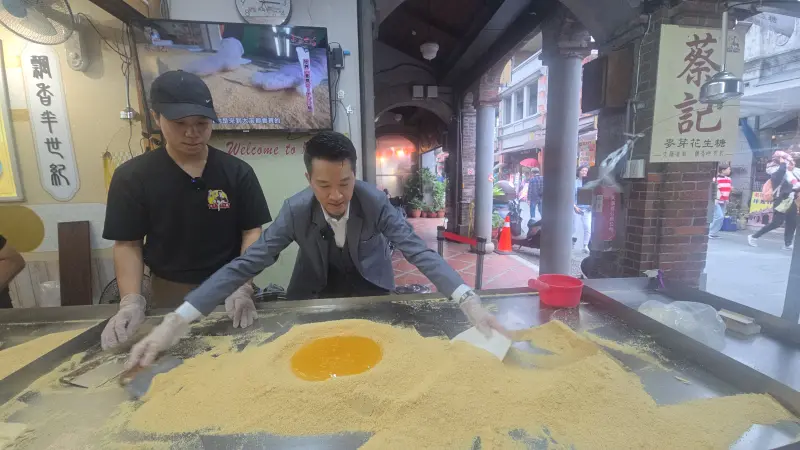 ▲何志偉親手做花生糖。(圖/今日新聞攝影中心)