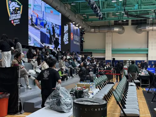 ▲新主場最大的亮點在於「超近距離」。比起大型場館，中壢主場觀眾席與球員席極度靠近，幾乎一伸手就能碰到球員。（圖／記者陳昱慈攝）