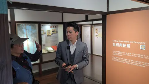 ▲何志偉赴大溪老街聽導覽。（圖／今日新聞攝影中心）