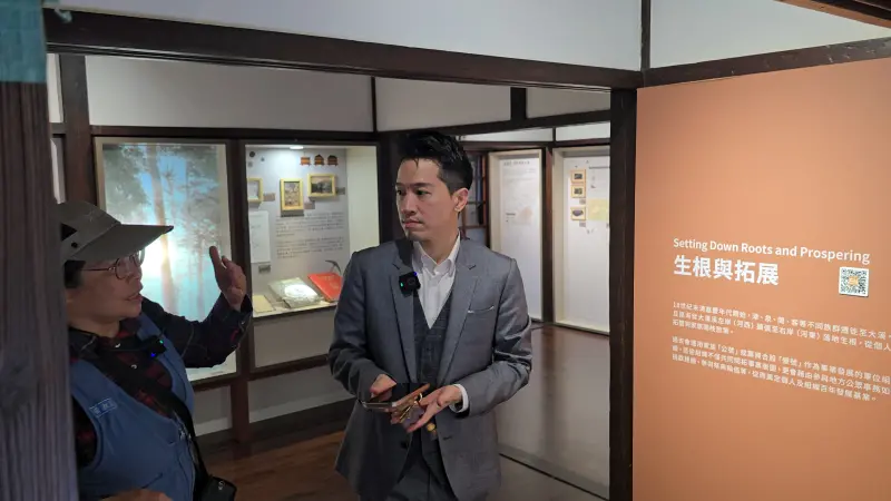 ▲何志偉赴大溪老街聽導覽。(圖/今日新聞攝影中心)