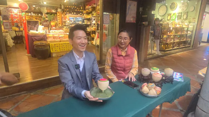 ▲何志偉大逛大溪老街,體驗手繪陀螺。(圖/今日新聞攝影中心)