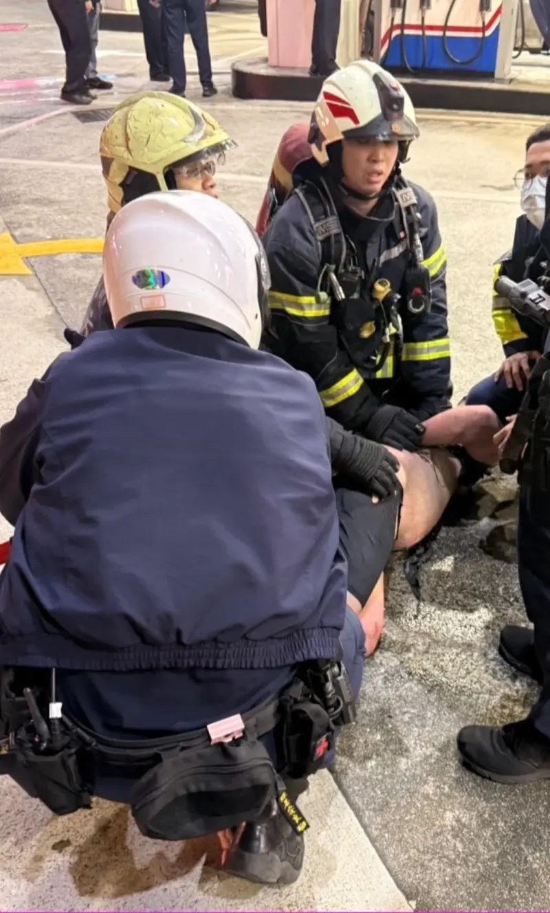 ▲1名年約30歲男子疑似在加油站內點火，消防人員到場將嫌犯壓制。（圖／翻攝畫面）