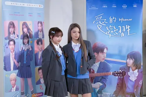 ▲《愛的戀習生》蔡佳彤（左）與粼粼（右）常湊在一起自拍。（圖／原創娛樂提供）