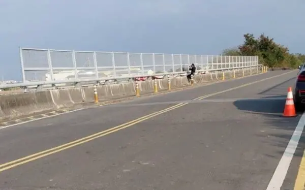 ▲雲林大埤鄉嘉興路跨越國道的橋樑，國道警方將鐵網開孔僅用束帶固定。（圖／翻攝畫面）