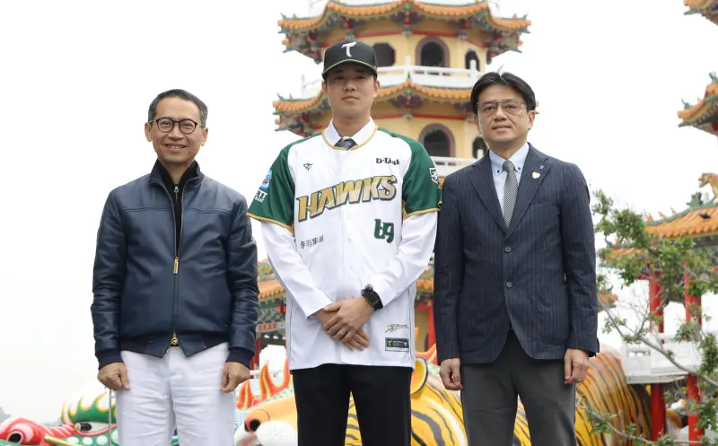 ▲台鋼雄鷹休賽季簽下FA選手黃子鵬（中），領隊劉東洋指出，希望黃子鵬的加入，能夠帶領年輕投手一起成長。（圖／台鋼雄鷹提供）