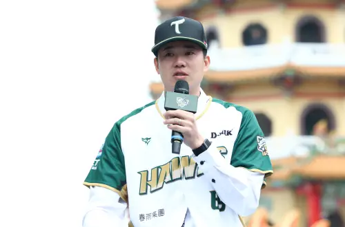 ▲黃子鵬加盟台鋼雄鷹，在記者會上談到家鄉、家人，一度哽咽落淚。（圖／台鋼雄鷹提供）