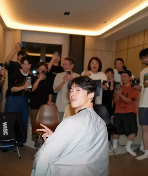 ▲許光漢曬1年多前入伍照　剃平頭菜味十足（圖／許光漢IG@kuanghanhsu）