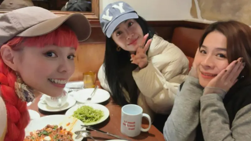 ▲金唱片獎前夕，頒獎人蔡依林（中）抽空和好友江美琪（右一）、許哲珮聚餐。（圖／許哲珮 Peggy Hsu臉書）