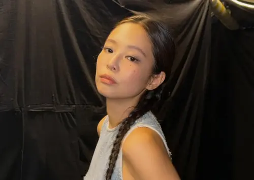 Jennie來台參加金唱片！機場大臭臉惹議　外套蓋住全身不想打招呼
