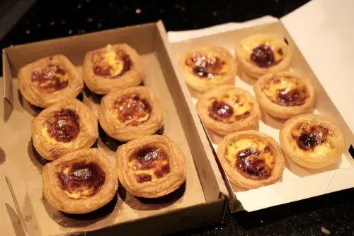 ▲「拿坡里披薩.炸雞」即日起開賣蛋塔，等於是挑戰「肯德基」蛋撻之地位，本文針對兩品牌蛋塔的售價、外觀與真實口感開箱實測。（圖／記者葉盛耀攝）