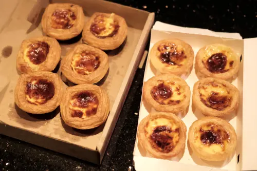 ▲以原始售價來比較，肯德基（右）比起拿坡里（左）較為便宜。（圖／記者葉盛耀攝）