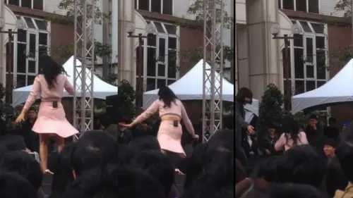 ▲A-Lin在舞台上不慎摔跤，自覺出糗的她忍不住掩嘴大笑。（圖／翻攝自賣勾靠杯微博）