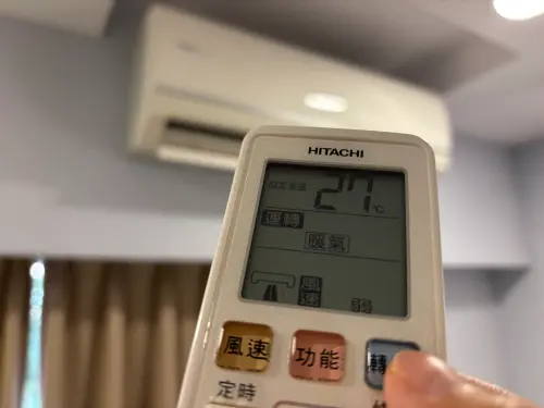 ▲日立部分機型可利用遙控器上的「機體顯示」按鍵來調整顯示燈光。（圖／記者徐銘穗攝）