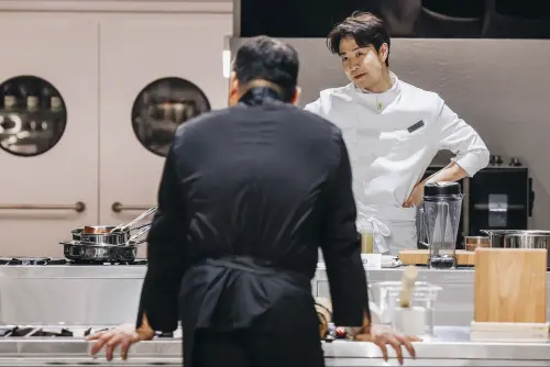 ▲NETFLIX《黑白大廚2》決賽中，孫鍾元（右）對上料理怪物其經典比賽「紅蘿蔔地獄」，將重現在台北101水舞廣場。（圖／NETFLIX提供）