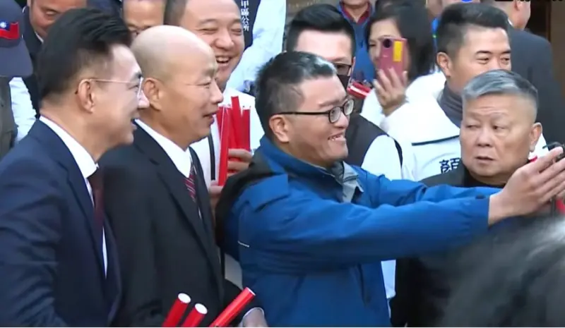    ▲第一位拿到韓國瑜春聯的民眾開心自拍。（圖／讀者提供，2026.01.10）  